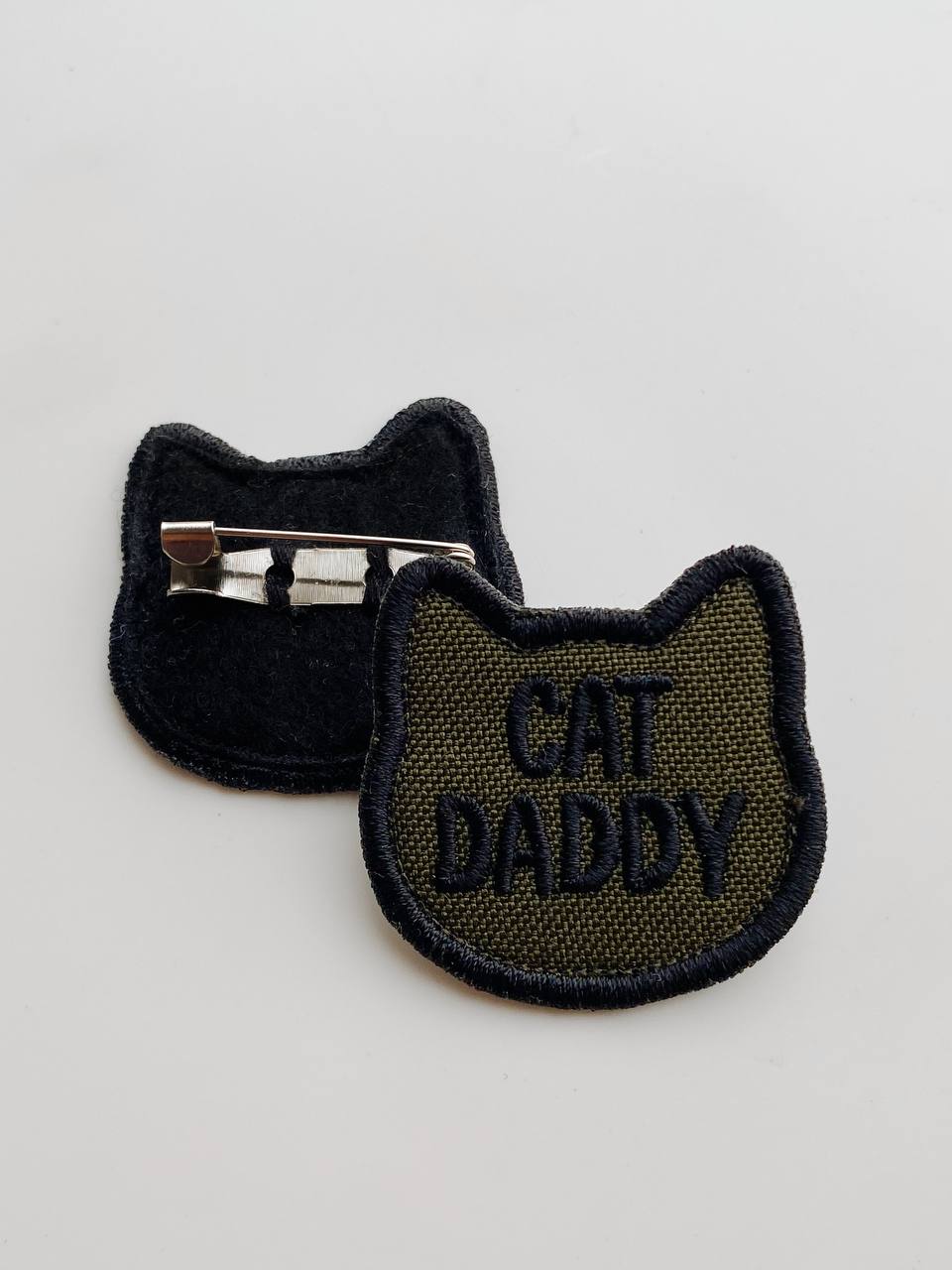 Вишита брошка CAT DADDY (хакі)