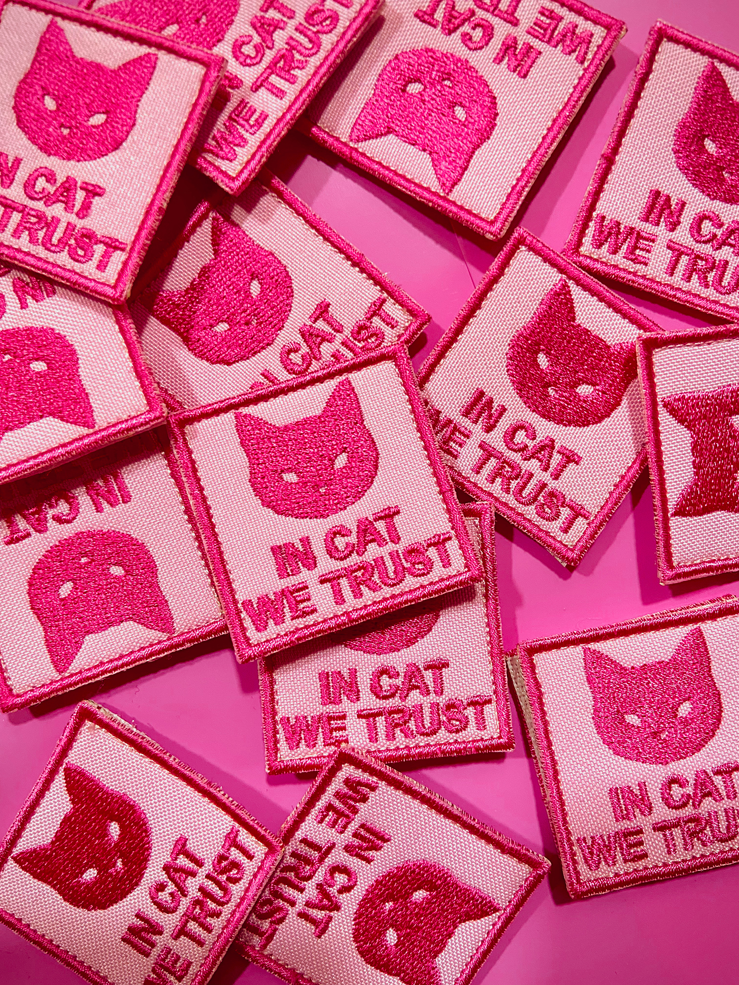 Міні патч "In Cat We Trust" / Fuchsia